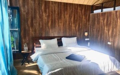 Well-appointed Deluxe Cottage Room with a large bed